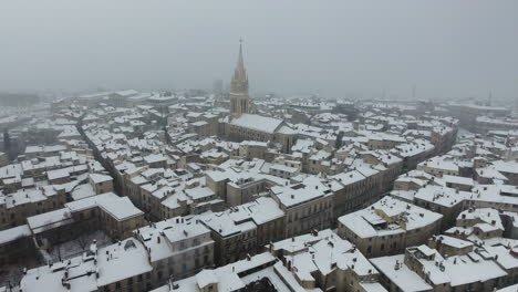 Montpellier-Ecusson-Unter-Dem-Schnee,-Seltene-Luftaufnahme,-Winterlicher-Kalter-Schneesturm